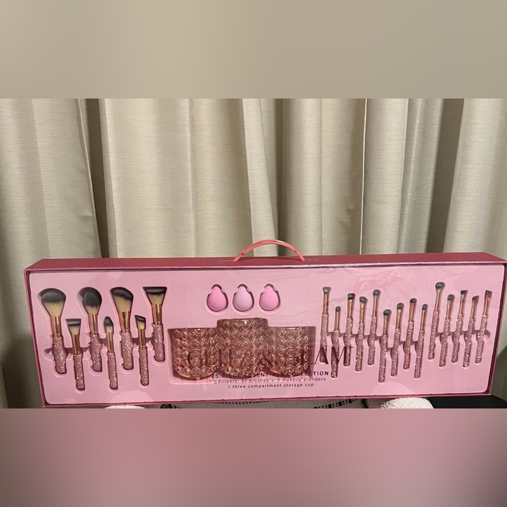 VIRAL Glitz and Glam Brush set in Pink Rhinestone